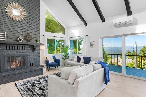 Peaceful Island Getaway, Port Susan views with BBQ & Playroom
