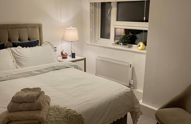 Peaceful & Modern Double Bedroom With a Garden View