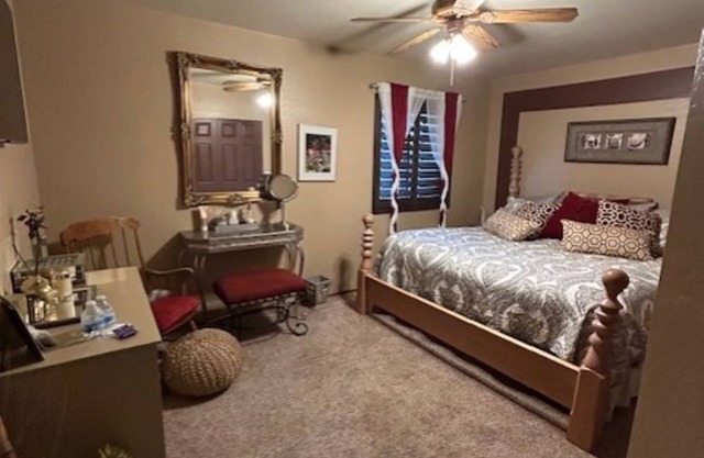 Peaceful mountain retreat-Private room King bed & bath in hallway in my home
