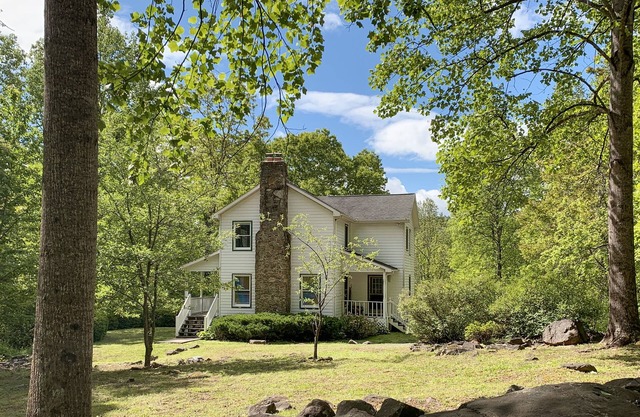 Peaceful mountain farmhouse, close to Shenandoah NP, wineries and more