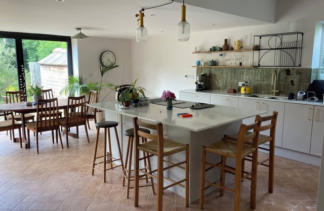 Peaceful open plan bungalow close to centre of beautiful Totnes