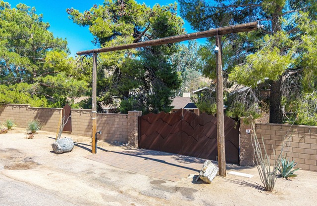 Peaceful paradise awaits- Plenty of space for family, friends, or a retreat!