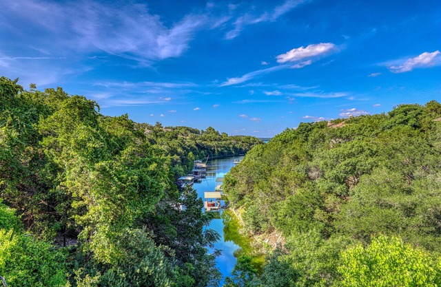 Peaceful retreat on Lake Travis with amazing views near wineries & distilleries