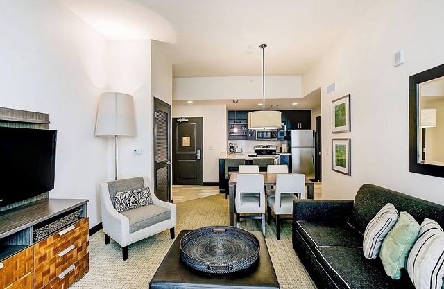 Peaceful Retreat near the Shore! Swimming Pool, Full Kitchen, Ocean Front!