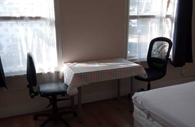 Peaceful room in a 4 Bedroom, 2 bathroom shared house