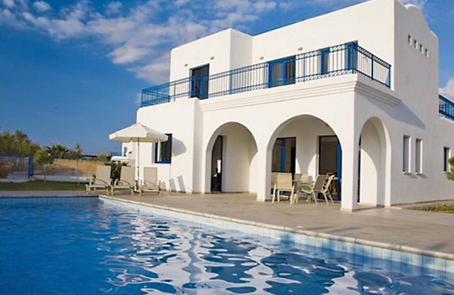 Peaceful villa close to St Georges Harbour