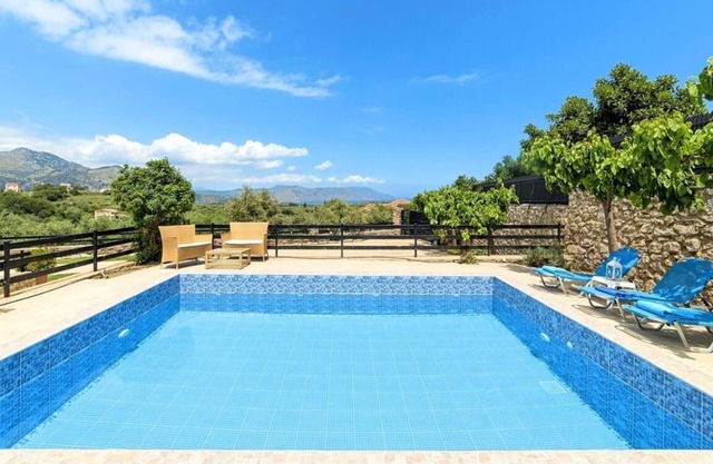 Peaceful Villa in Kournas,private pool and BBQ,up to 6guests