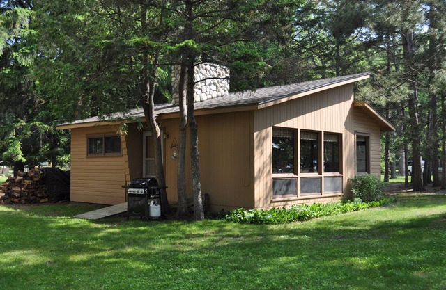 Peaceful villa on the sugar sand shores of Big Glen Lake!