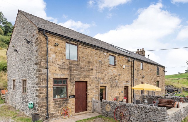 PEACOCK COTTAGE, family friendly, with a garden in Sparrowpit