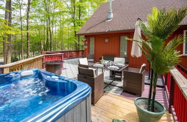 PEAK Fall Foilage NOW: Streamside Chalet with Hot Tub 🔥Pivate Playground HIKE