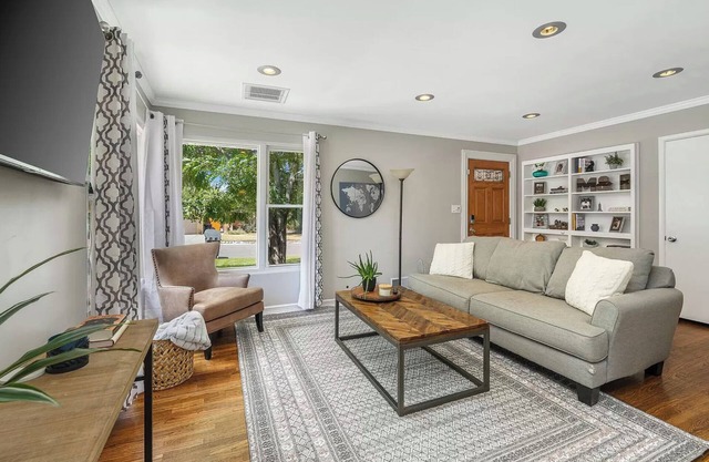 Peak Paradise: 3-Bed Sanctuary with Hot Tub