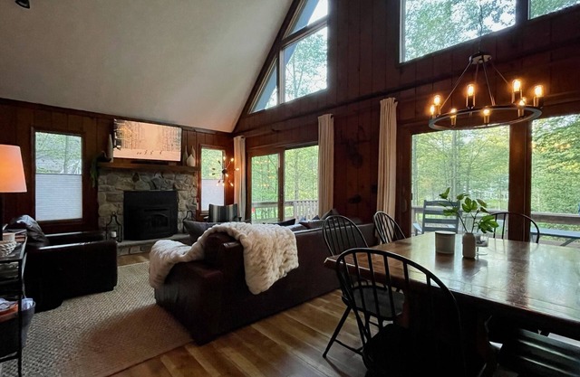 PearTree Chalet, Lake, Hot Tub, Gas & Wood FirePits
