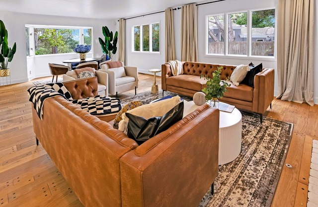 Pebble Modern home w Hot tub PL1