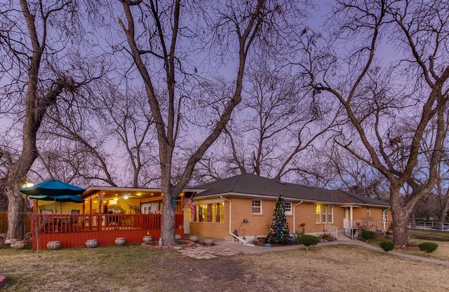 Pecan Grove Guest House-Melissa, TX w/breakfast 2-20 guests