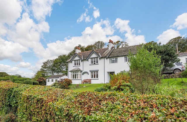 PEEL PLACE NODDLE, pet friendly, with hot tub in Eskdale Green