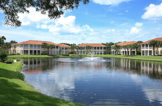 PELICAN BAY Amenities! BEACH CLUB! WALK TO SHOP/DINE/TENNIS QUIET