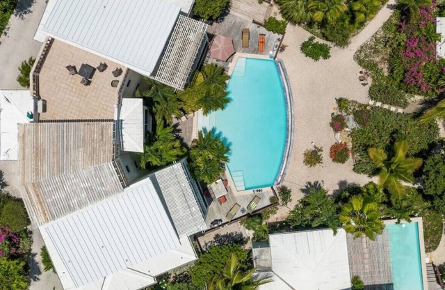 Pelican's Nest #4 · Oceanview 3 Bed Villa - Steps to Grace Bay Beach 4