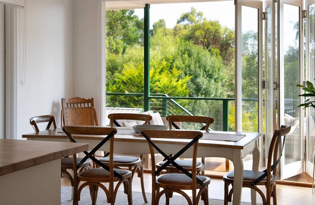 Pembroke Cottage- modern comforts and scenic views