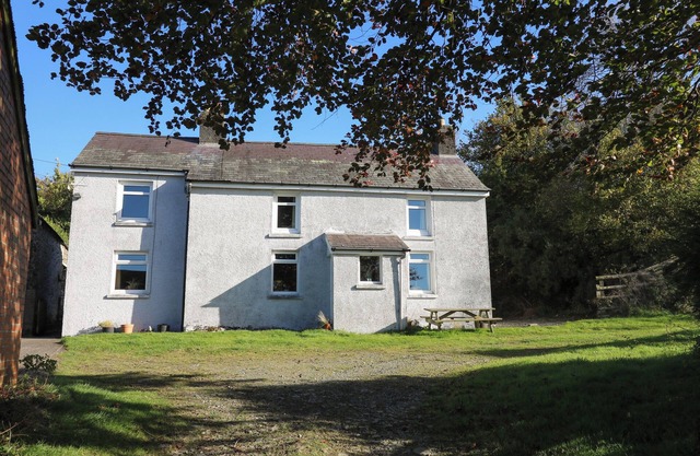 PENGRAIG, pet friendly, character holiday cottage in Tregaron