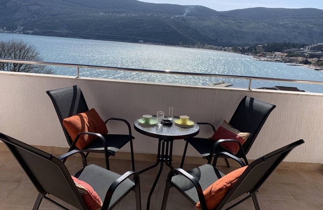 Penthouse apartment, balcony with sea view, lift, sleeps up to 4 people
