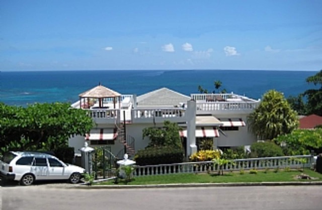 Penthouse Apartment With Magnificent Sea Views. Minutes from the beach.