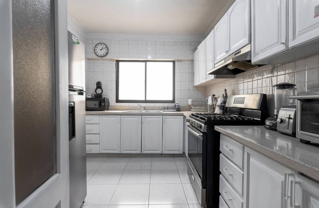 Penthouse in Evaristo Morales Sleeps 14
