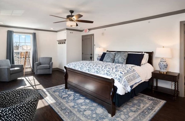 Penthouse King Studio On Main w/ Sweeping Views!