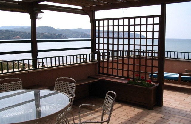 PENTHOUSE ON THE BEACH WITH DIRECT ACCESS TO THE BEACH GIANNELLA