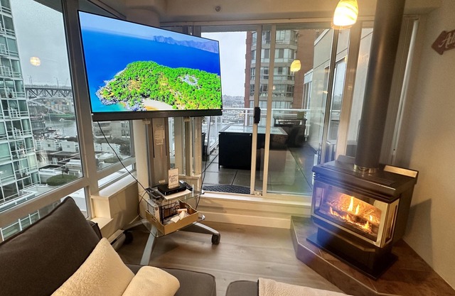 Penthouse with 3 decks w/water views on Beach/Seawall