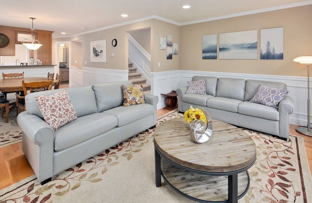 Perch - Cozy Ensuites: 3BR/3BA townhome with parking