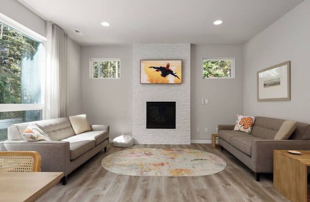 Perch - Modern End-Unit Surrounded by Nature