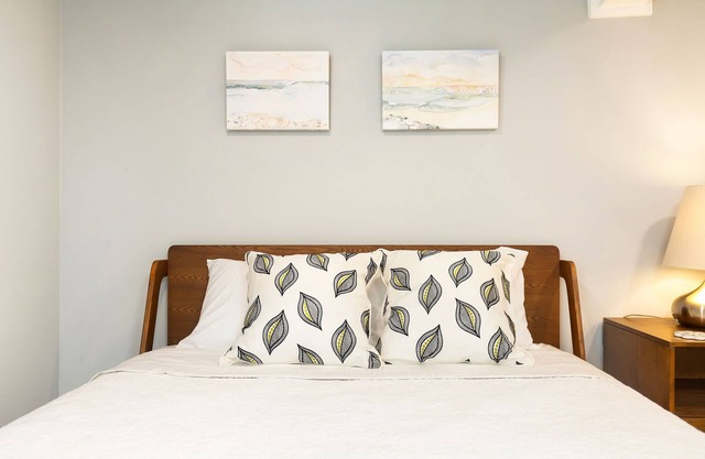 Perch - The Farmhouse B: Walk to Lake Union/Cozy 1BR with Backyard Retreat
