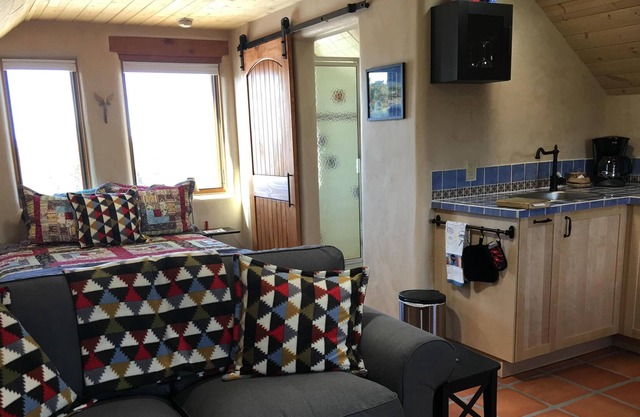 Perfect cozy retreat, midway between Taos and ski valley