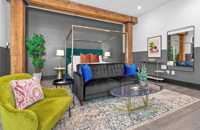 Perfect Downtown Location! Steps from Superdome and French Quarter W/Rooftop Pool, Gym & Gameroom