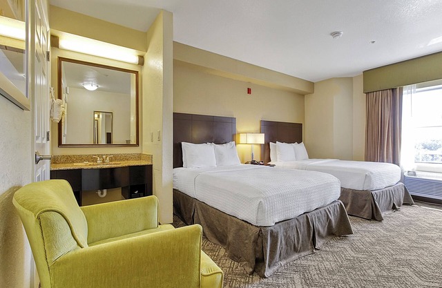Perfect Family Vacation! 4 Convenient Rooms, Enjoy Our Outdoor Pool & Breakfast
