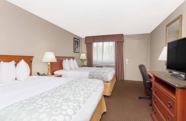 Perfect Find! 4 Great Units, Outdoor Pool, Free Parking, Near Davenport Park