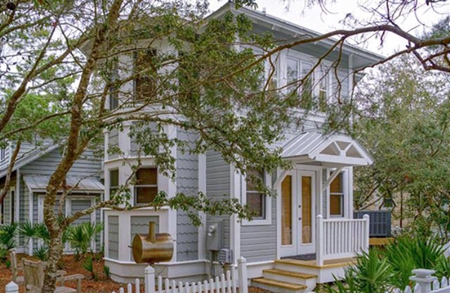 PERFECT FOR A COUPLE'S GETAWAYS! 2 MINUTE WALK TO POOL & BEACH