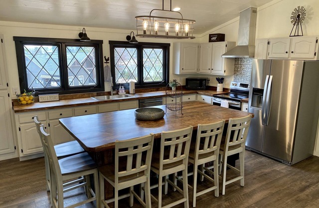 Perfect for Families! Lakeview with 3 bedrooms, 2 baths, close to Clemson
