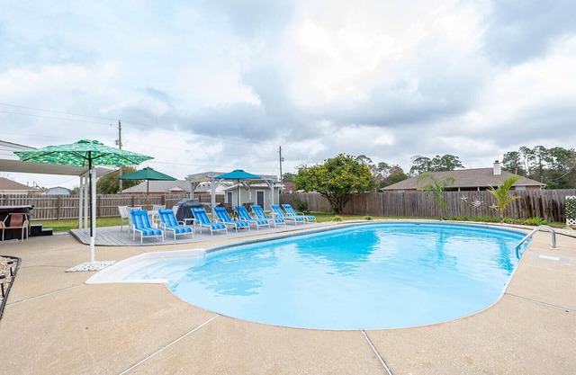 Perfect for FamiliesnPrivate Pool, Hot tub, Fenced Yard, Pets ok, Near Beaches