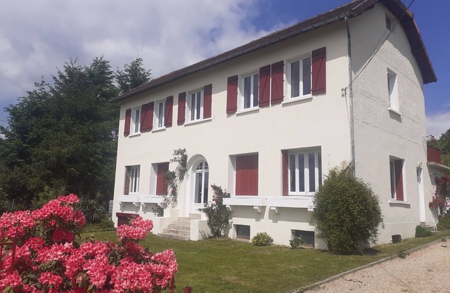 Perfect for groups! Charming 8-bed w/Pool & Outdoor Kitchen in village