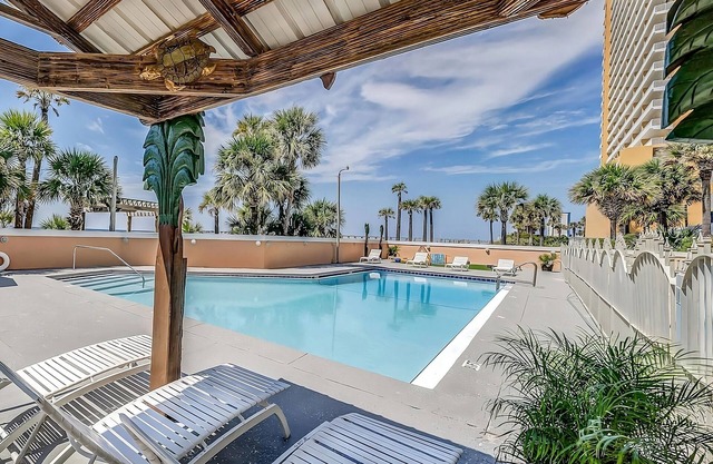 Perfect For The Whole Family! 4 Ocean View Units, Free Parking, Outdoor Pool