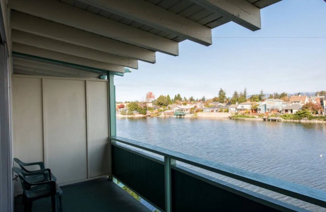 Perfect Getaway! 2 Comfortable Unit, Free Parking, Close Oakland Coliseum