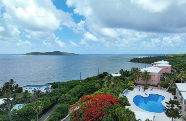 Perfect Island Getaway-amazing ocean views and refreshing pool at Coakley Bay!