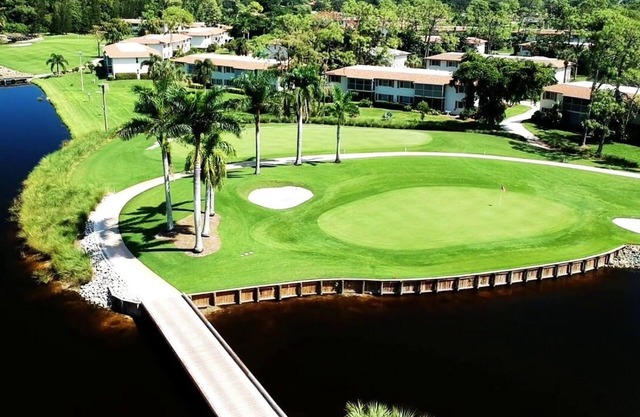 Perfect Naples golf and beach getaway! Just minutes from downtown and beaches.