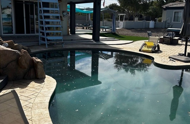 Perfect place to enjoy the AZ winter! Poolhouse, bar, jacuzzi, pool!