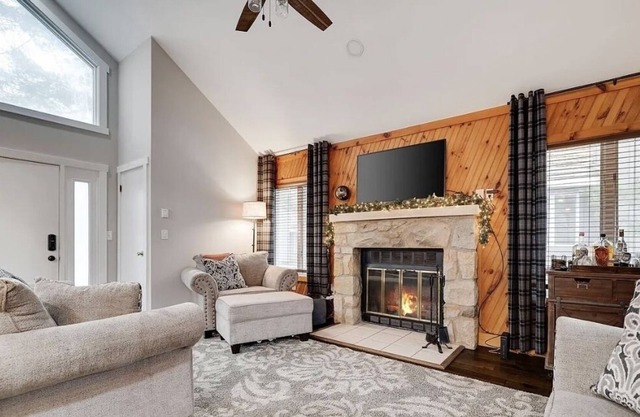 Perfect Pocono Getaway! Ski, Golf, and lake access!