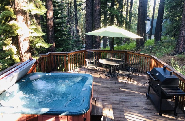 Perfect ski retreat: Cozy mountain home a block from the ski lifts!