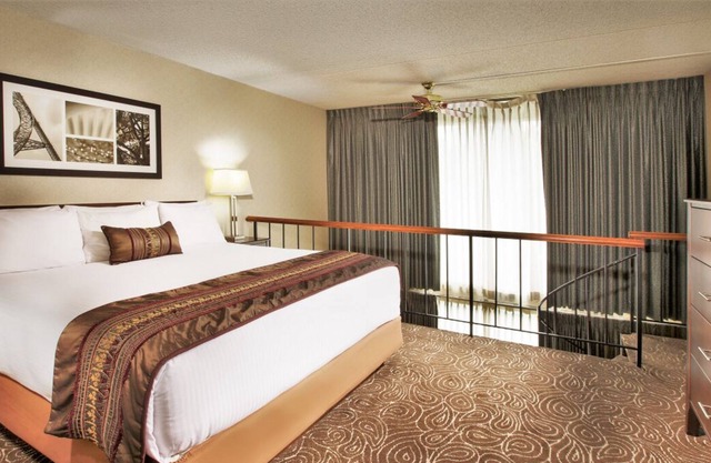 Perfect Staycation, Excellent Location Right Off the 405! Onsite Pool, Parking