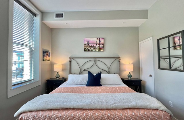 Perfect Work Retreat on Market St. Downtown ILM