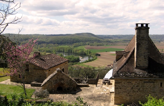 Périgord Noir, near Sarlat, house in a park, view over the Dordogne